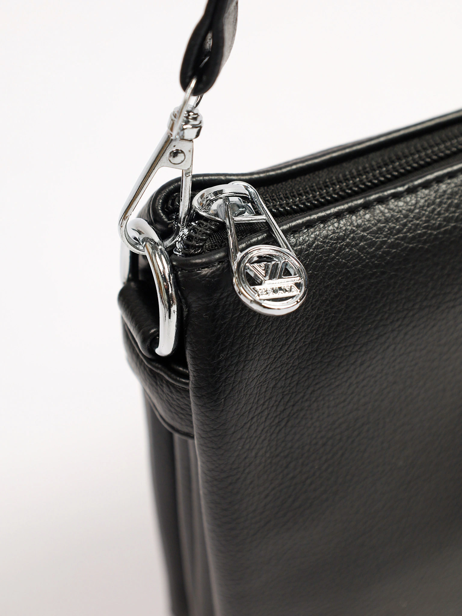 Сумка-кроссбоди с декоративным патчем в ассортименте